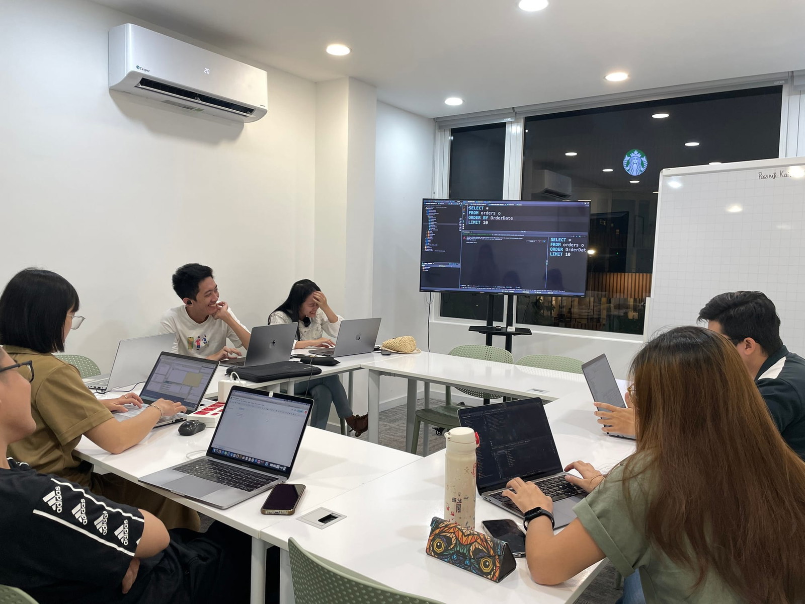 Học viên làm việc trên laptop trong Session Q&A tại lớp học 200Lab.